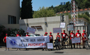 Scientologičtí cyklisté ve Francii demostrují proti zneužívání lidských práv na psychiatrii