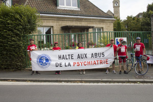 Scientologičtí cyklisté ve Francii demostrují proti zneužívání lidských práv na psychiatrii